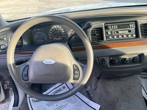 Used 2001 Ford Crown Victoria RWD image 9