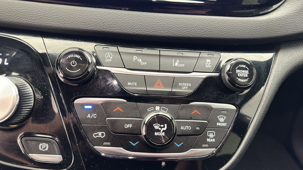 Used 2026 Chrysler Pacifica Select FWD image 19