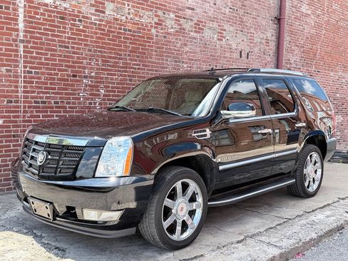 Used 2007 Cadillac Escalade AWD w/ Information Package image 2