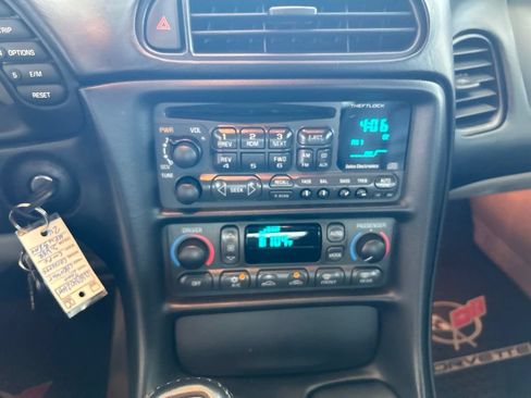 Used 2000 Chevrolet Corvette Coupe w/ Roof Pkg RWD image 37