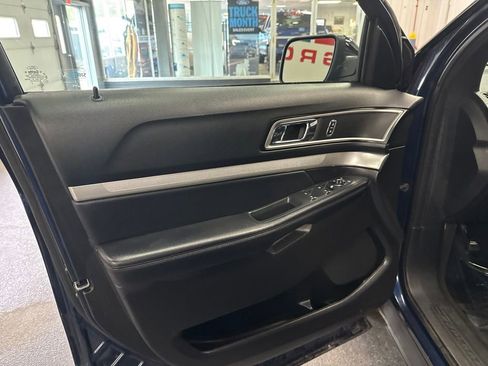 Used 2017 Ford Explorer XLT w/ Equipment Group 202A AWD/4WD image 17