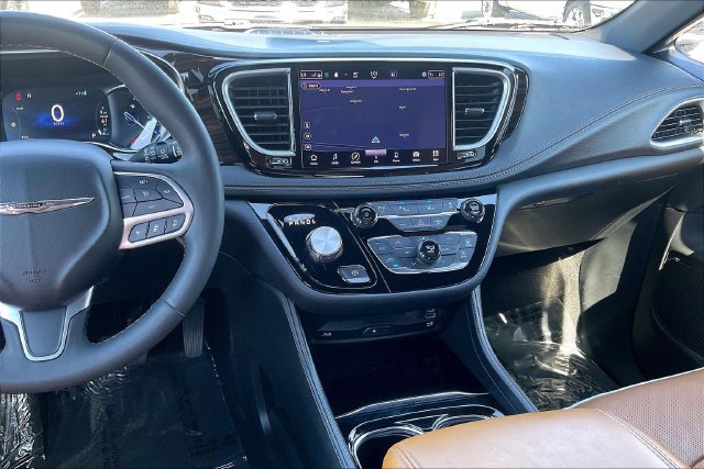 Used 2023 Chrysler Pacifica Pinnacle FWD image 5