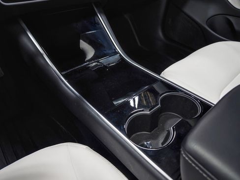 Used 2020 Tesla Model 3 Standard Range RWD image 18