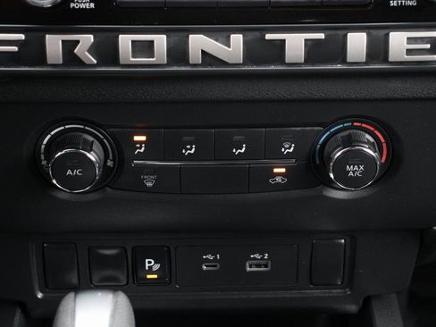 Used 2025 Nissan Frontier SV image 27