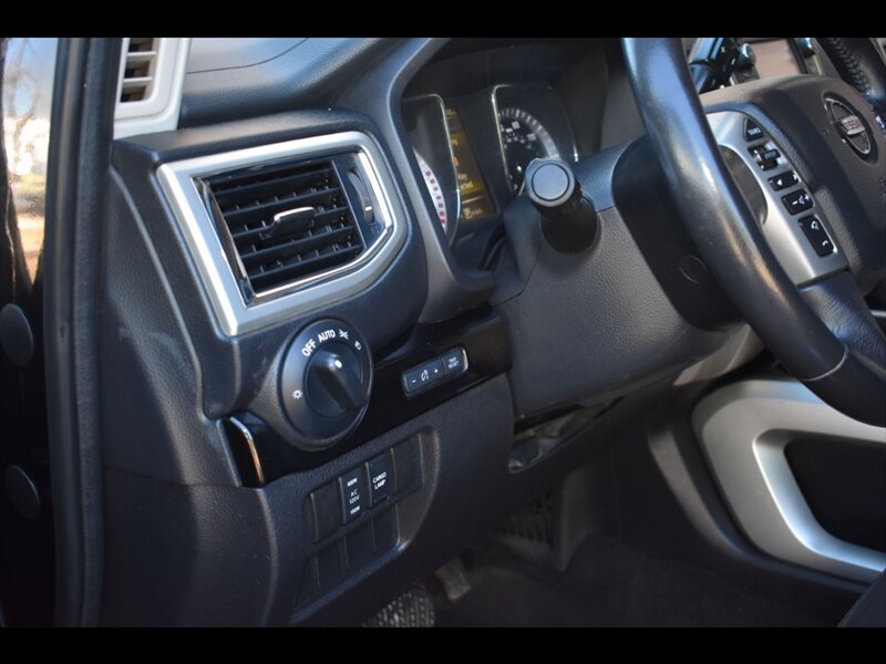 Used 2018 Nissan Titan SV w/ SV Convenience Package RWD image 14