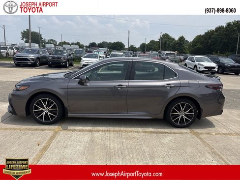 Used 2023 Toyota Camry SE FWD image 1