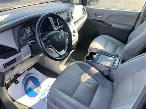 Used 2017 Toyota Sienna XLE w/ XLE Navigation Package AWD/4WD image 11