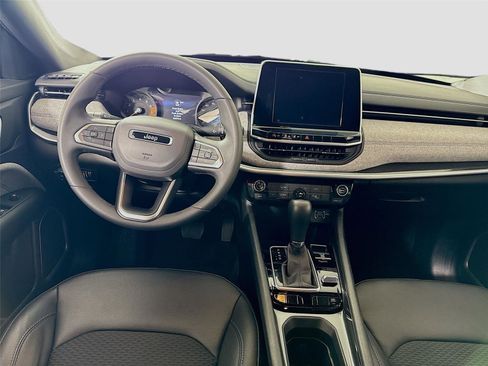 Used 2025 Jeep Compass Latitude image 2