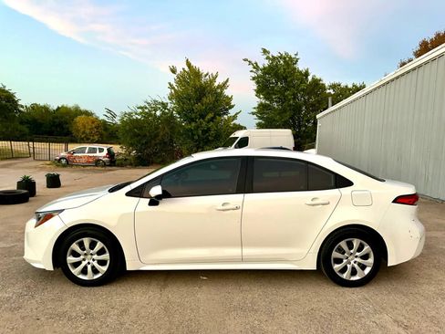 Used 2022 Toyota Corolla LE FWD image 3