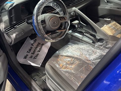 Used 2023 Hyundai Elantra SE image 3