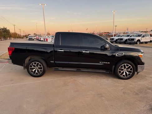 Used 2017 Nissan Titan SV image 6