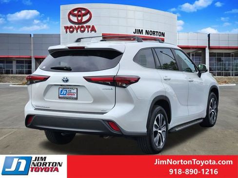 Used 2024 Toyota Highlander XLE image 6