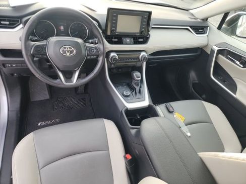 Used 2022 Toyota RAV4 XLE Premium image 16