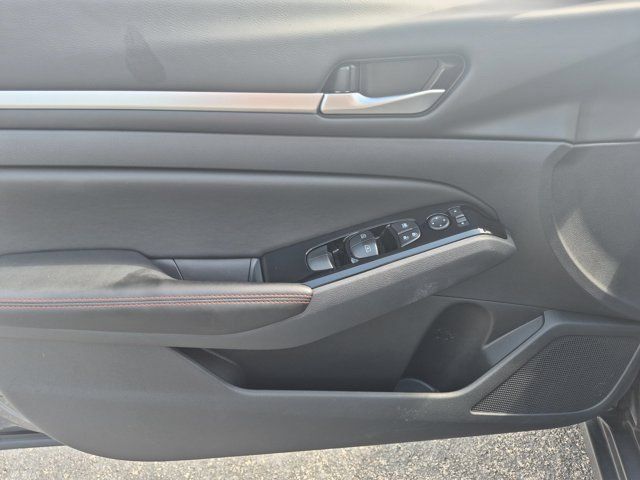 Used 2025 Nissan Altima 2.5 SR FWD image 11