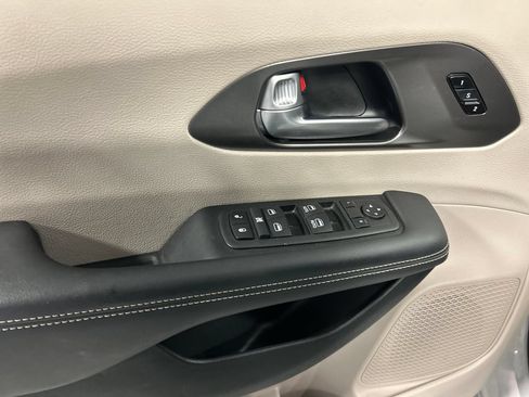 Used 2024 Chrysler Pacifica Touring-L FWD image 14
