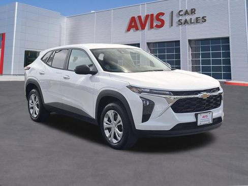 Used 2025 Chevrolet Trax LS FWD image 3
