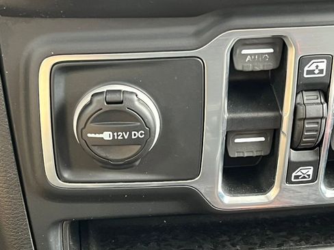 Used 2018 Jeep Wrangler Unlimited Sahara AWD/4WD image 26