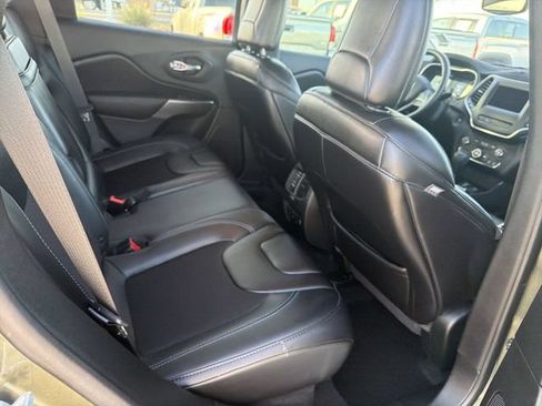 Used 2019 Jeep Cherokee Latitude Plus w/ Comfort/Convenience Group FWD image 30