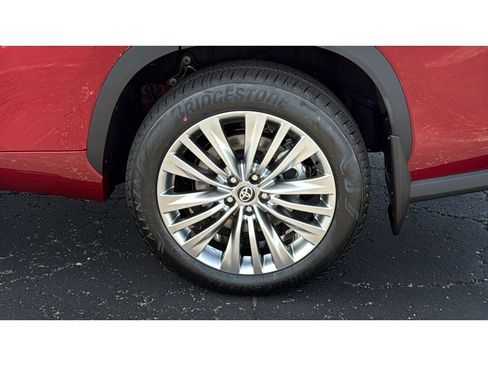 New 2026 Toyota Highlander Platinum AWD/4WD image 13