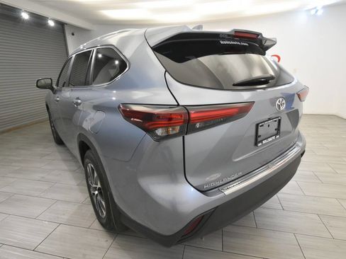 Used 2024 Toyota Highlander XLE image 3