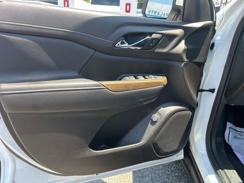 Used 2022 GMC Acadia SLE w/ Driver Convenience Package FWD image 11