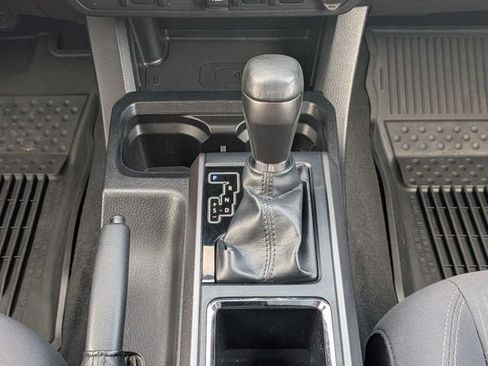 Used 2018 Toyota Tacoma TRD Sport AWD/4WD image 19