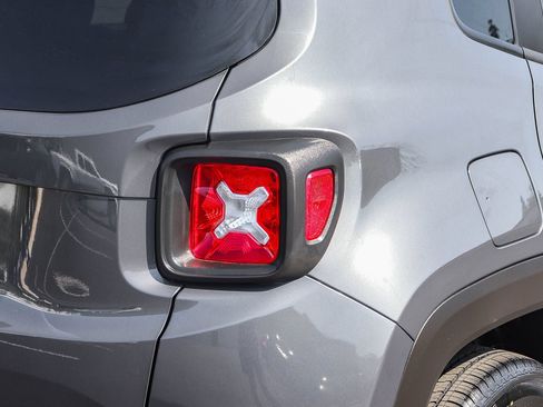 Used 2022 Jeep Renegade Altitude AWD/4WD image 8