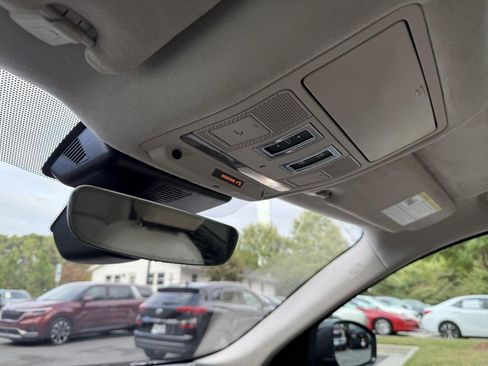 Used 2019 Jaguar F-PACE Premium image 41