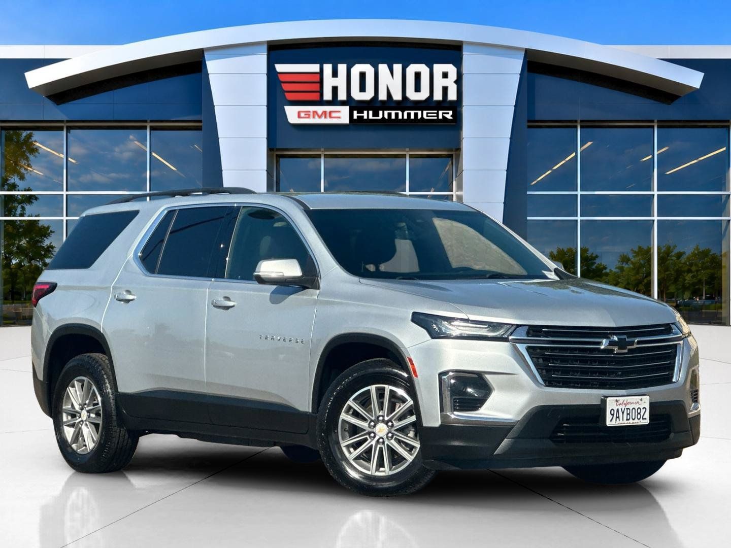 Used 2022 Chevrolet Traverse LT FWD image 2