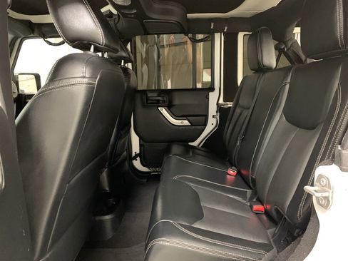Used 2016 Jeep Wrangler Unlimited Rubicon w/ Connectivity Group image 13