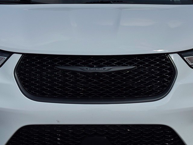 Used 2025 Chrysler Pacifica Limited FWD image 41
