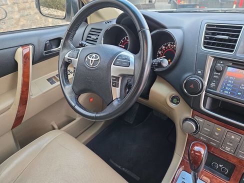Used 2013 Toyota Highlander Limited image 32