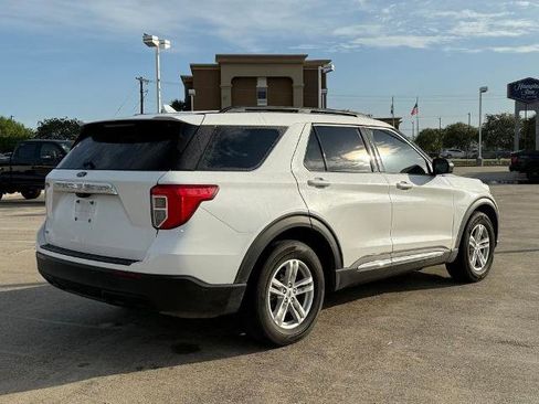 Certified 2024 Ford Explorer XLT RWD image 5