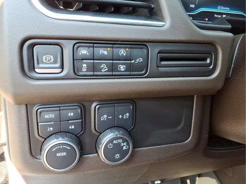 Certified 2022 Chevrolet Tahoe Z71 w/ Luxury Package AWD/4WD image 18