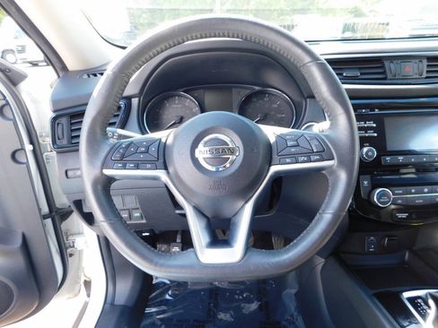 Used 2017 Nissan Rogue SV AWD/4WD image 9