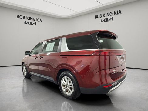 Used 2024 Kia Carnival LX FWD image 3