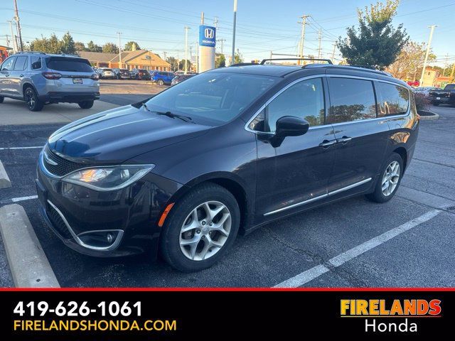 Used 2017 Chrysler Pacifica Touring-L Plus w/ Tire & Wheel Group FWD image 2
