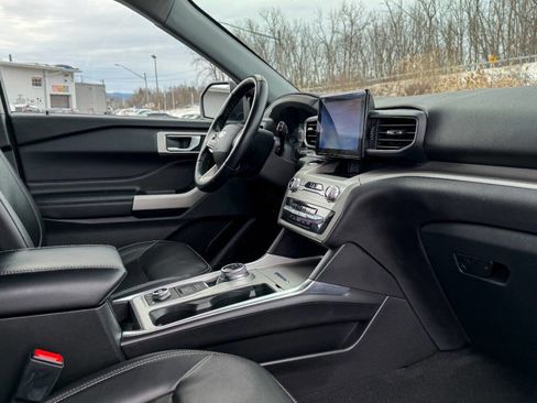 Used 2022 Ford Explorer XLT w/ Equipment Group 202A image 11