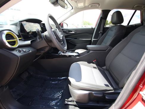 Used 2025 Chevrolet Trax LT FWD image 6