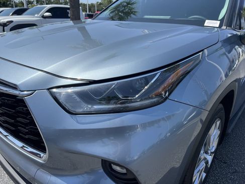 Used 2023 Toyota Highlander Limited FWD image 6