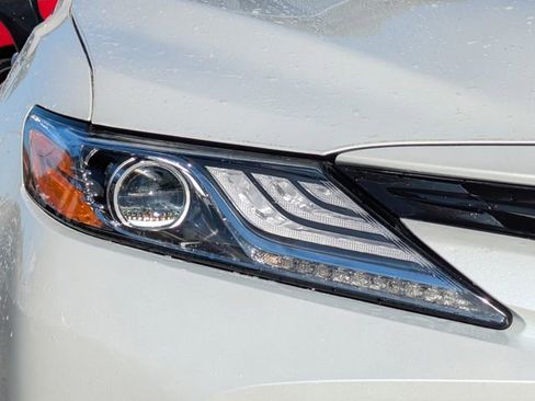 Used 2020 Toyota Camry XLE image 11