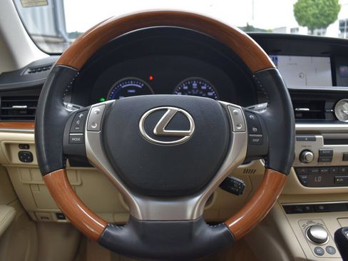 Used 2014 Lexus ES 300h w/ Luxury Package w/Bamboo Trim FWD image 9