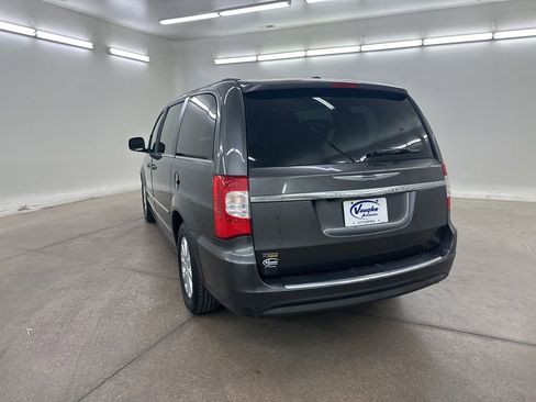 Used 2016 Chrysler Town & Country Touring FWD image 9
