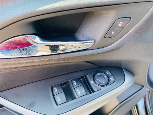 Used 2025 Chevrolet Trax RS FWD image 19