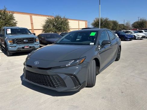 Used 2025 Toyota Camry SE image 8