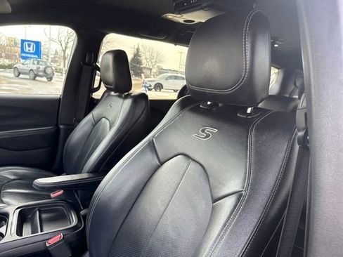 Used 2018 Chrysler Pacifica Touring-L w/ Premium Audio Group image 12