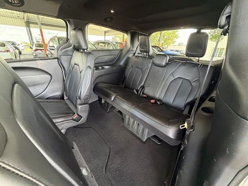 Used 2025 Chrysler Pacifica Select FWD image 24