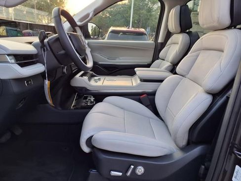 New 2025 Lincoln Navigator Reserve image 7