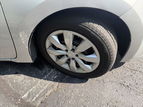 Used 2015 Toyota Corolla LE FWD image 12