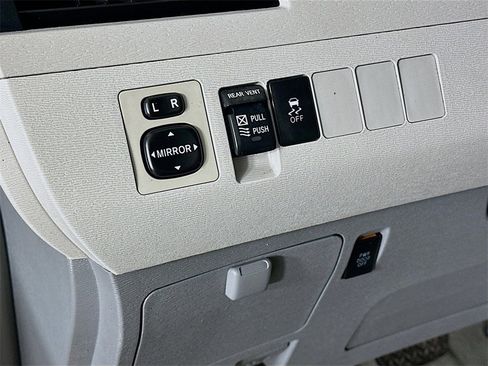 Used 2013 Toyota Sienna XLE image 22